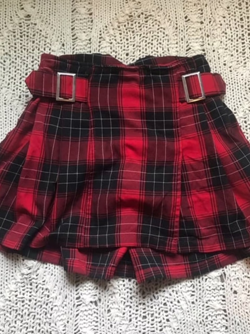 Red tartan plaid buckle skirt skort with under shorts Girls 8, like new Cute Chr